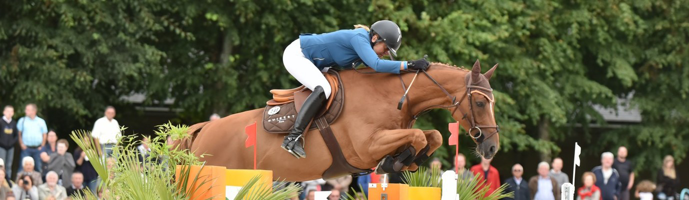 Alexandra saute avec son cheval